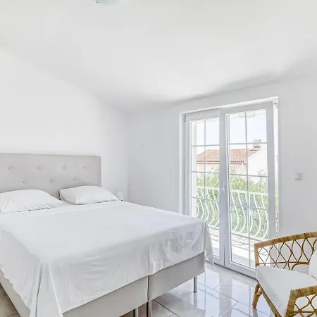Villa Comfortable In With Garden Near Seabeach Orebić