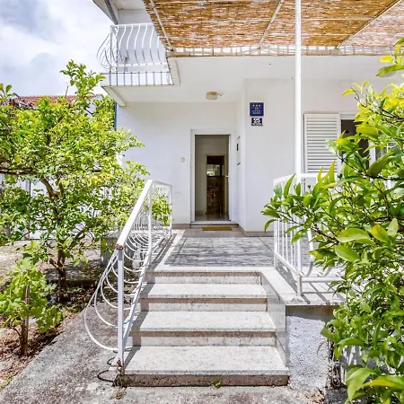 Villa Comfortable In With Garden Near Seabeach Orebić