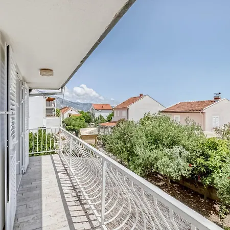 Villa In Orebi With Garden Near Seabeach *