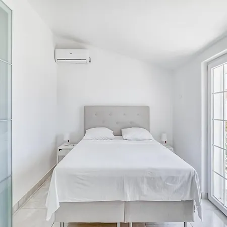 In Near Sea Оребич