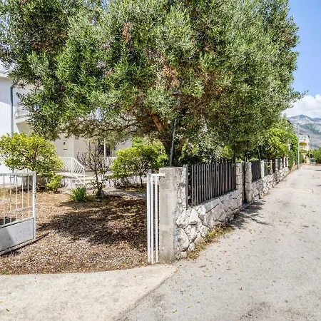 Villa In Orebi With Garden Near Seabeach