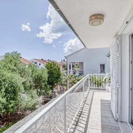 Villa In Orebi With Garden Near Seabeach *