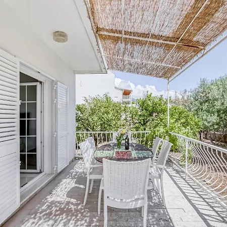 Villa In Orebi With Garden Near Seabeach *
